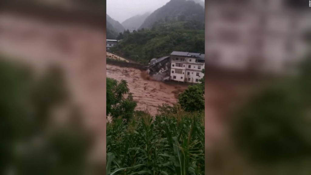 Un edificio colapsa por las intensas inundaciones en China