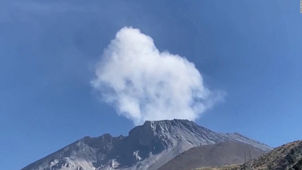 Perú eleva alerta por volcán Ubinas a naranja