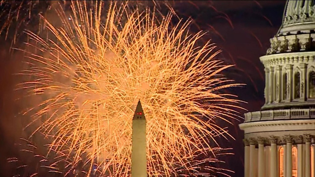 Mira cómo los fuegos artificiales iluminan Washington el 4 de julio