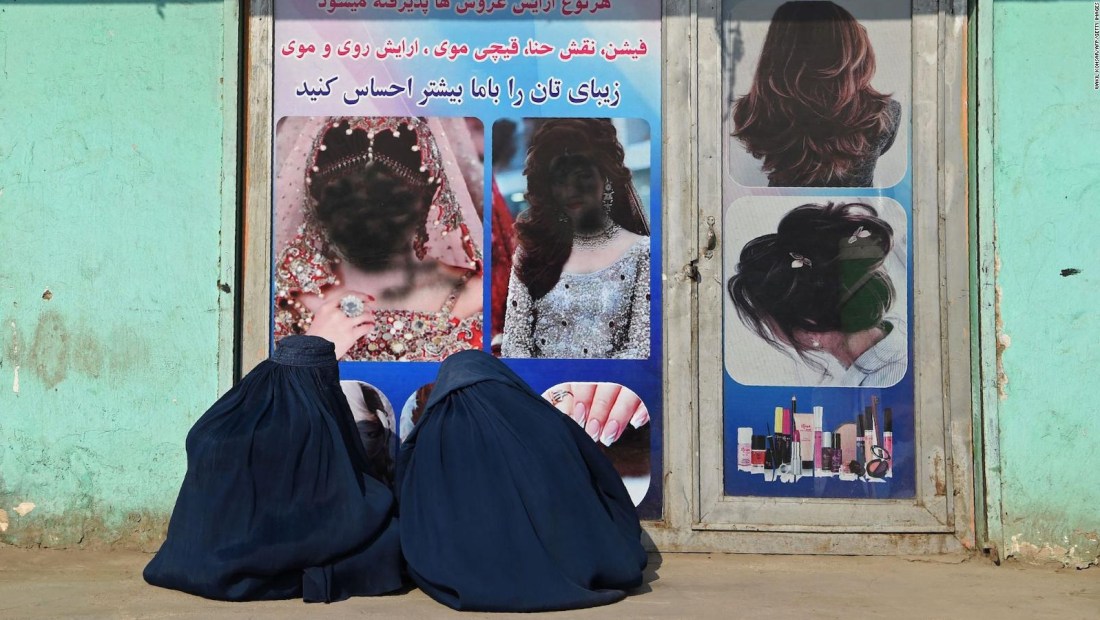 Afganistán: los talibanes ordenan cerrar todos los salones de belleza