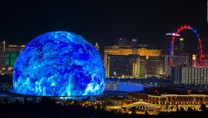 Una gigante esfera LED ilumina Las Vegas