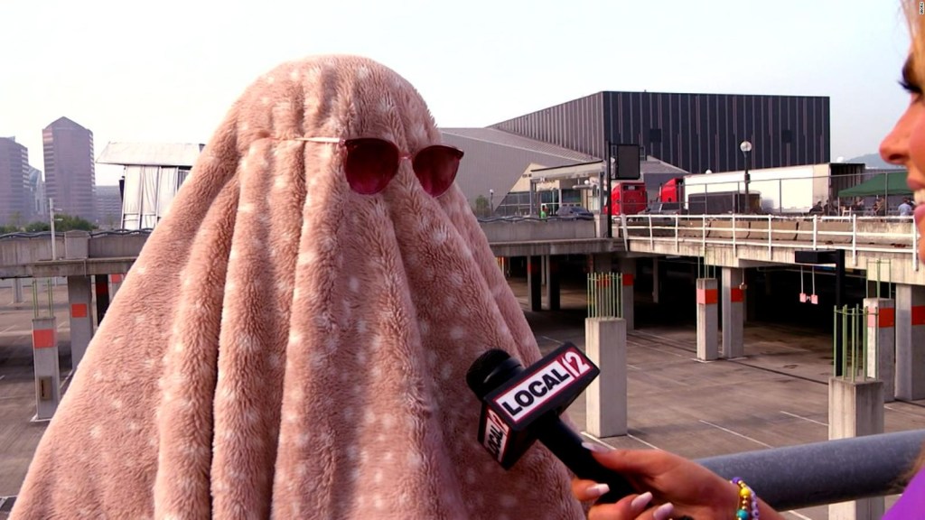 Follower of Taylor Swift becomes a legend for her interview under a blanket
