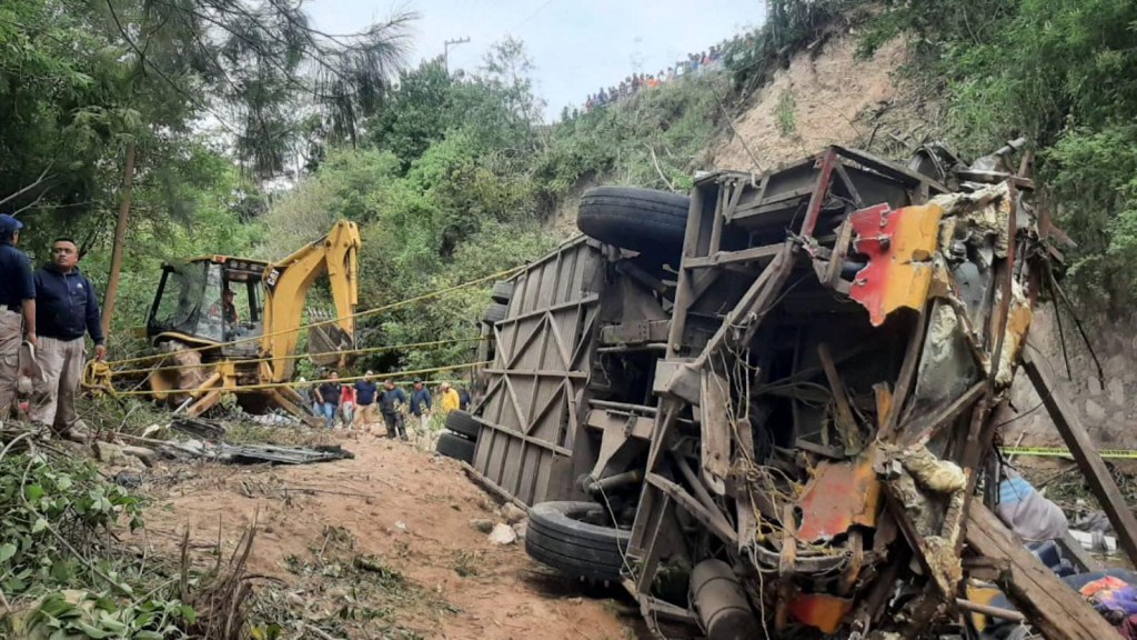 Autobús de pasajeros cae a un barranco en Oaxaca