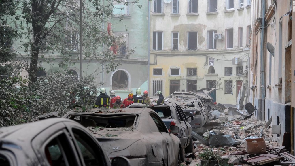Vea el resultado de un ataque aéreo en un edificio residencial en Ucrania