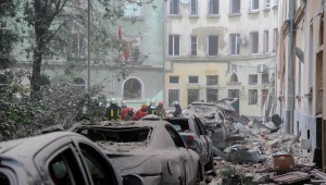 Vea las secuelas del ataque aéreo contra un edificio residencial en Ucrania