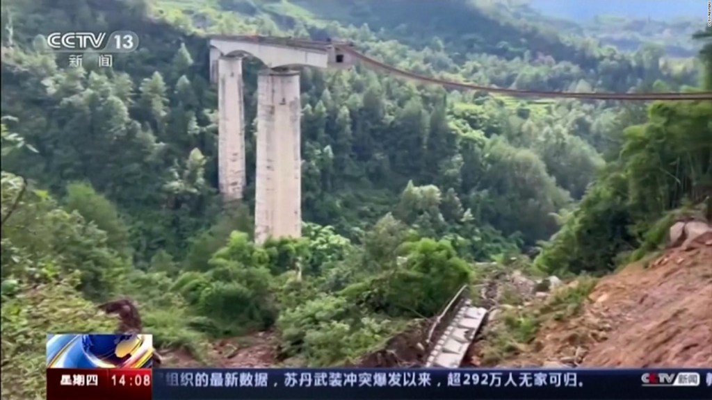 Un puente ferroviario es destruido por las fuertes lluvias en China