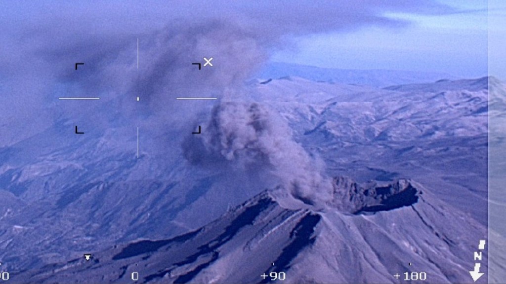 El cráter del volcán Ubinas en Perú donde explota el hubo