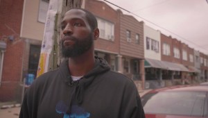 Héroe de CNN ayuda a su comunidad a pesar de tiroteo en Filadelfia