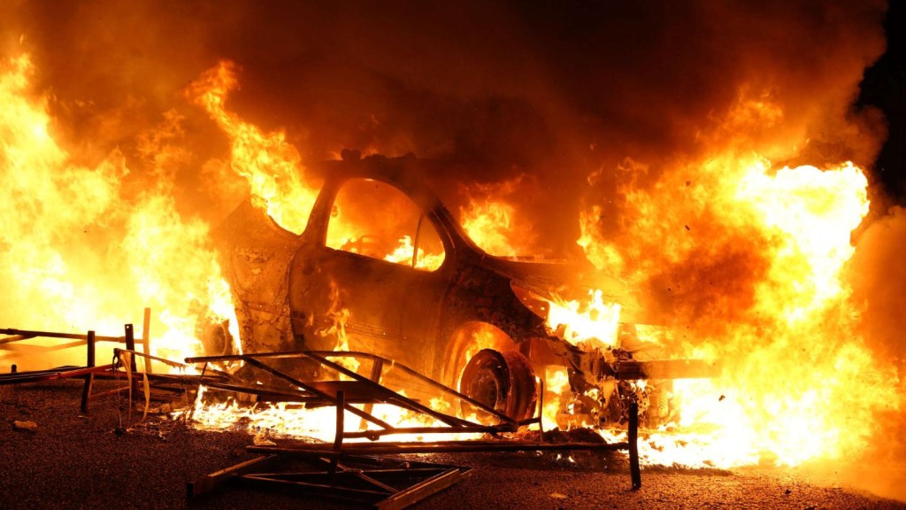 El motivo por el que los jóvenes prenden fuego autos en las protestas en Francia, según especialista