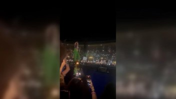 Golpean a Harry Styles con un objeto volador durante concierto en Viena