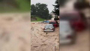 Hombre graba cómo su auto es arrastrado por las lluvias