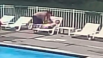 Niños rescatan a otro de ahogarse en una piscina