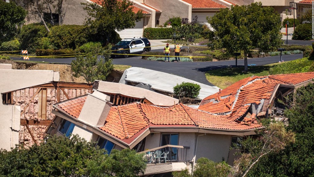 Colapsan varía casas tras dislizamiento de terra en California