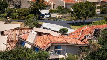 Colapsan varias casas tras deslizamiento de tierra en California