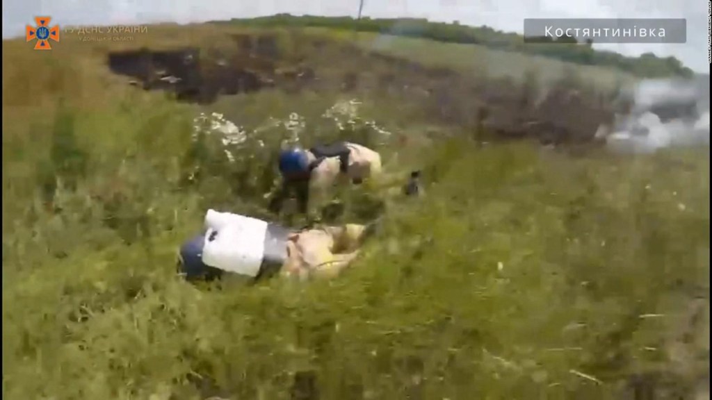 Video capta cómo rescatistas ucranianos huyen de un bombardeo