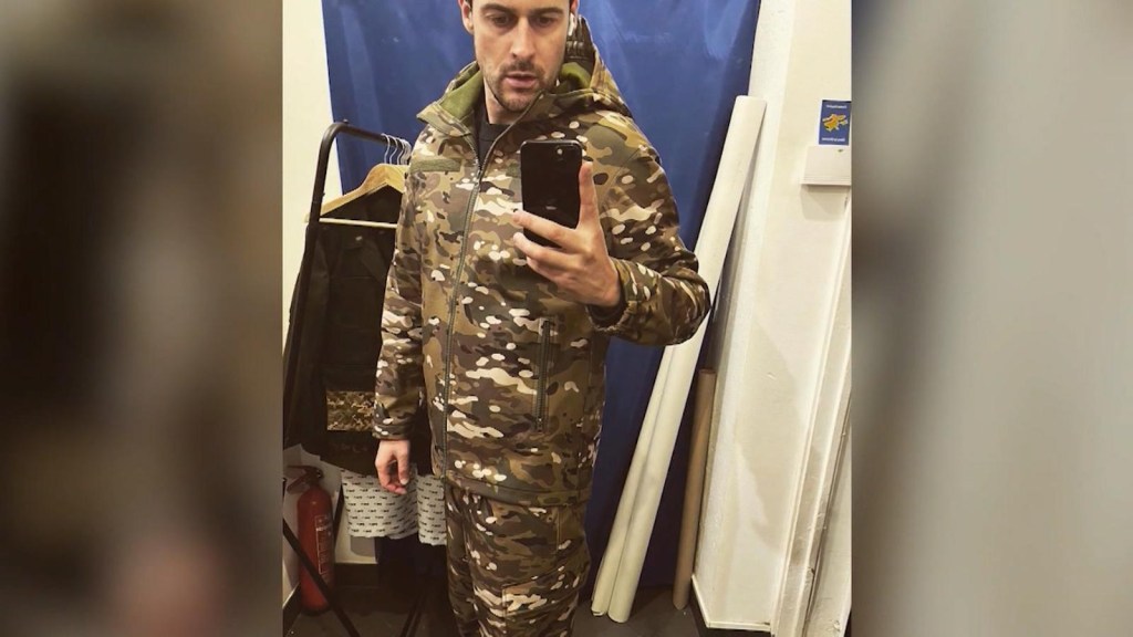 Un actor ucraniano ayuda a su ejército con la venta de su línea de ropa
