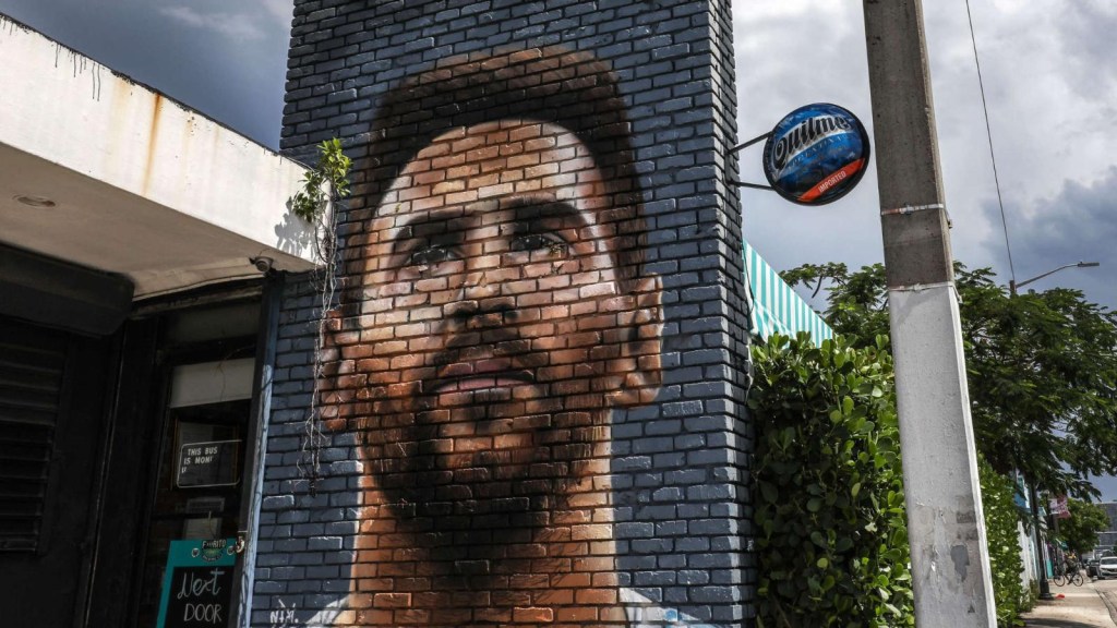 Beckham went to see how they paint a mural of Messi in Miami