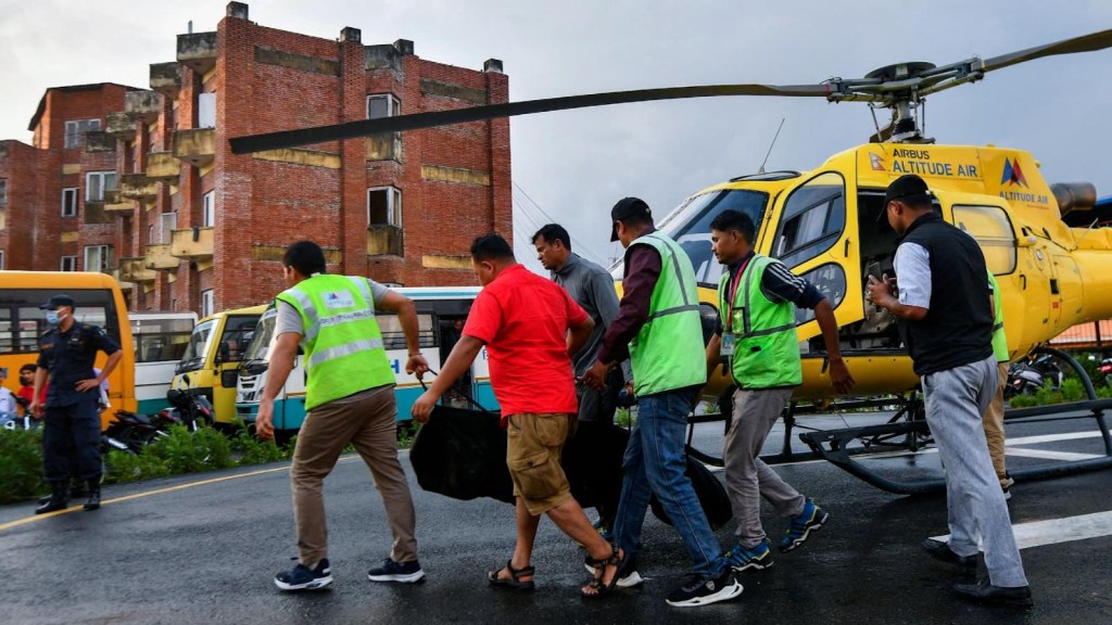 Mueren cinco mexicanos en accidente aéreo en Nepal
