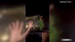 Harry Styles es golpeado con un objeto durante su concierto en Austria
