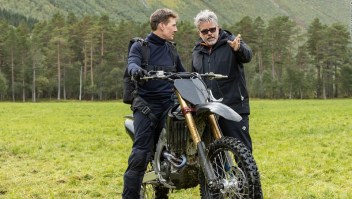 Todos los peligros que enfrentó Tom Cruise en el truco de motocicleta, según su director