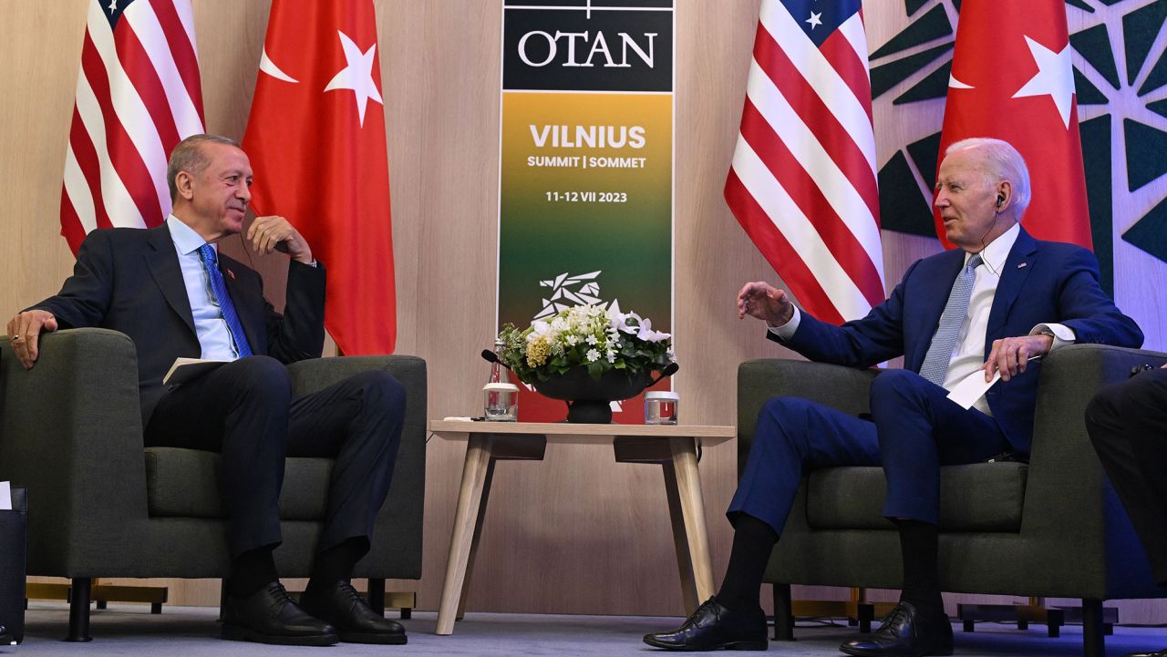Turquía busca reequilibrar su relación con Occidente mientras crece el aislamiento de Rusia