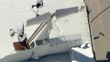 Mira cómo se estrelló una avioneta en un hangar de California