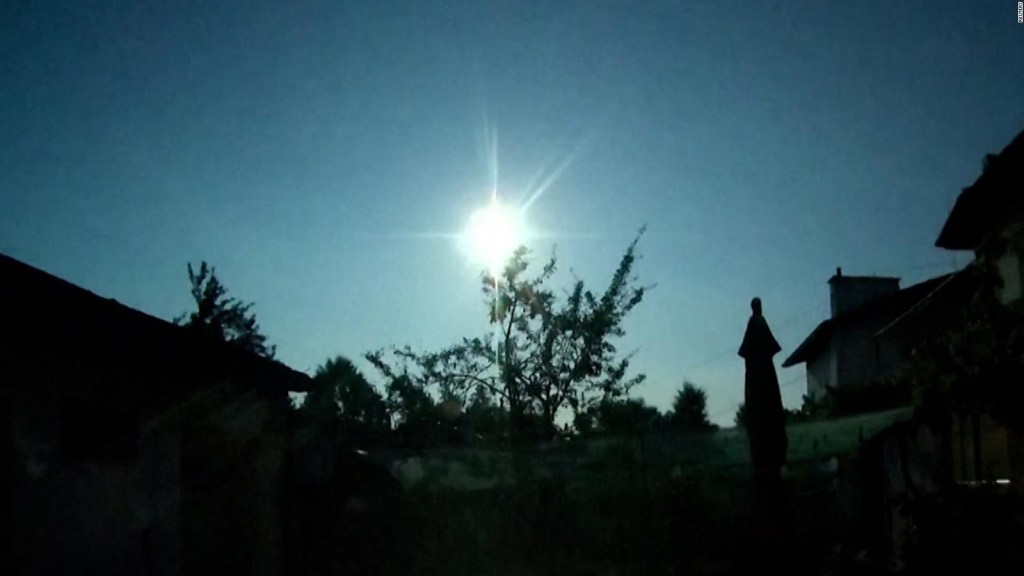 Bir meteor Bulgaristan üzerinde gökyüzünü aydınlatıyor