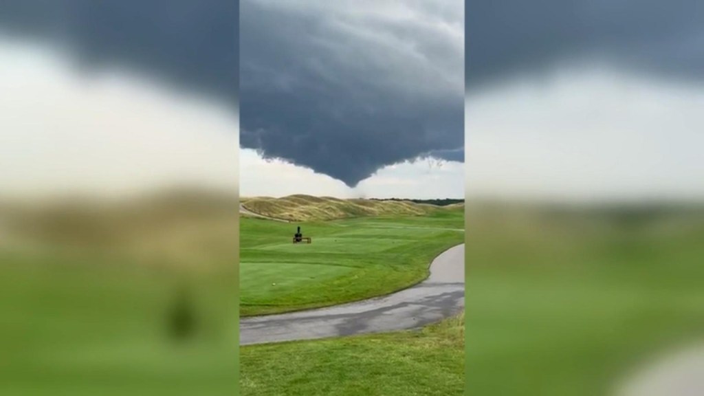 Graba video de posibles tornados en Illinois