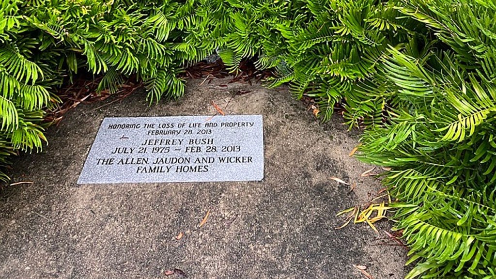 Un monumento en memoria de Jeffrey Bush fotografiado cerca del socavón que se reabrió. (Crédito: condado de Hillsborough )