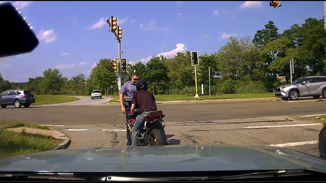 Mira el escape de un motociclista de una parada de tráfico