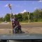 Mira el escape de un motociclista de una parada de tráfico