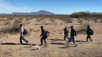 Temperaturas extremas amenazan a quienes cruzan a EE.UU. por el desierto