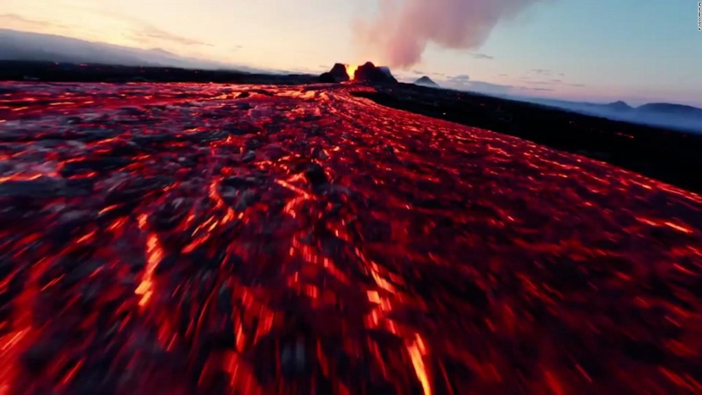 This drone invites you to see the eruption of a volcano in Iceland from the inside
