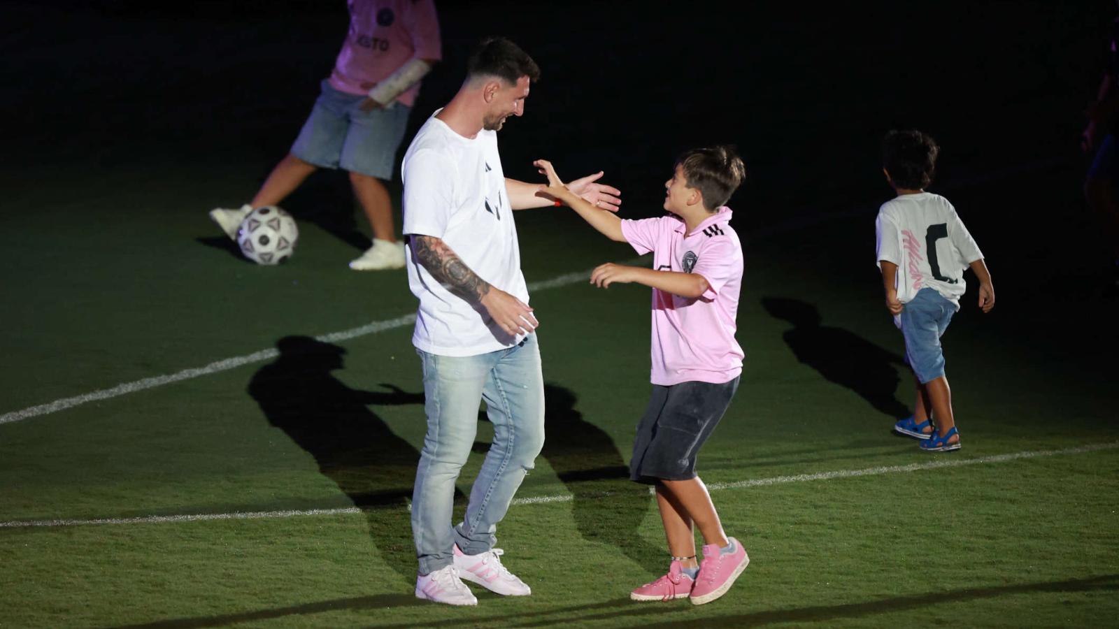 Thiago Messi hizo de las suyas: mira el caño a su padre en la
presentación de Leo con el Inter Miami