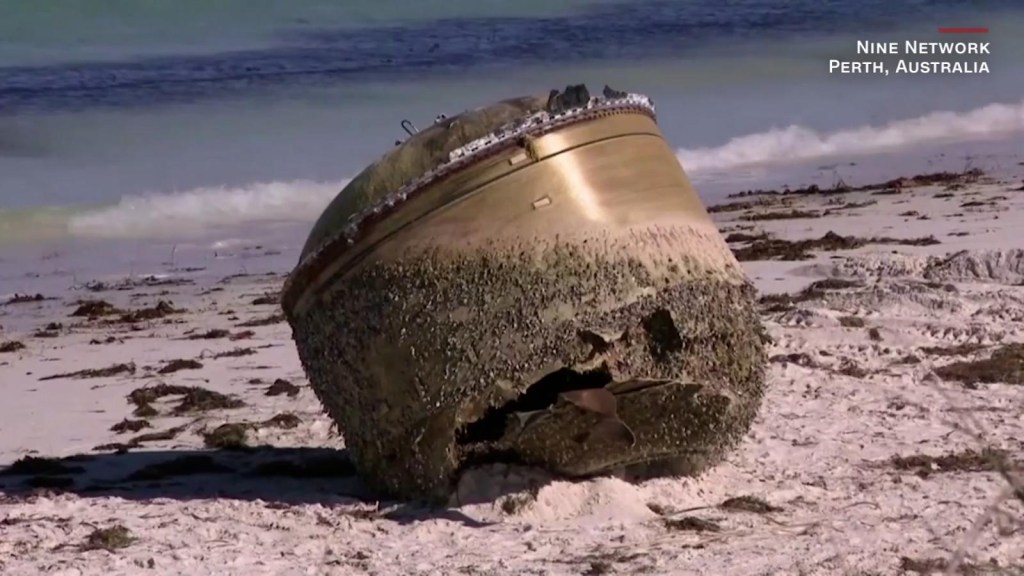 They discover a mysterious object on the beaches of Australia