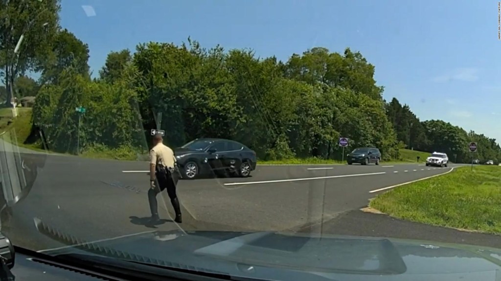 With this simple maneuver, a police officer ends a chase