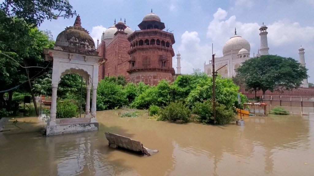 Az indiai árvizek a Tádzs Mahalt érintik