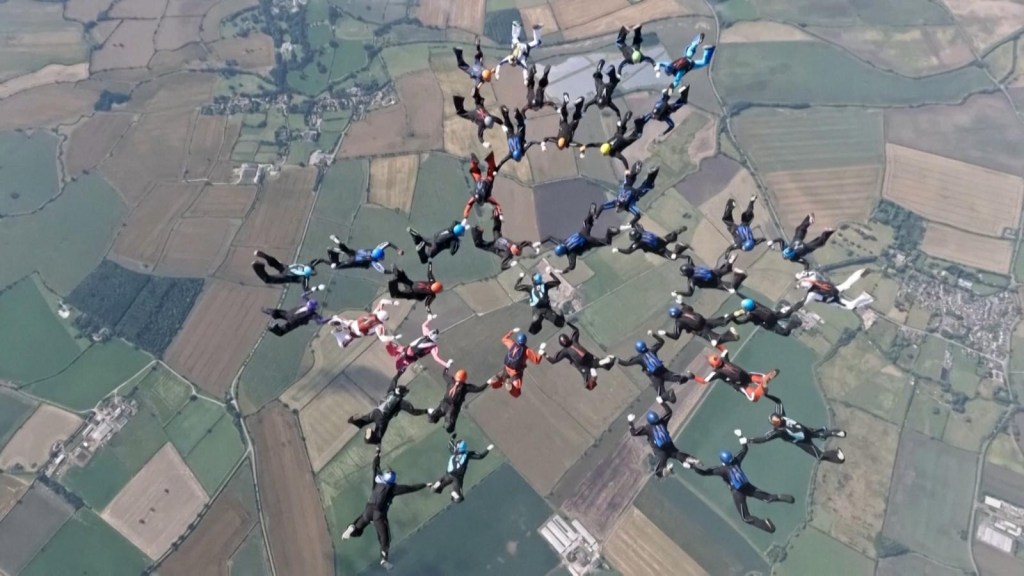 41 paracaidistas baten un nuevo récord mundial