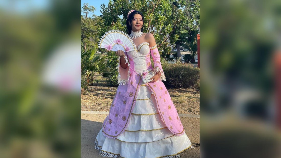 Joven latina gana concurso con vestido de cinta adhesiva