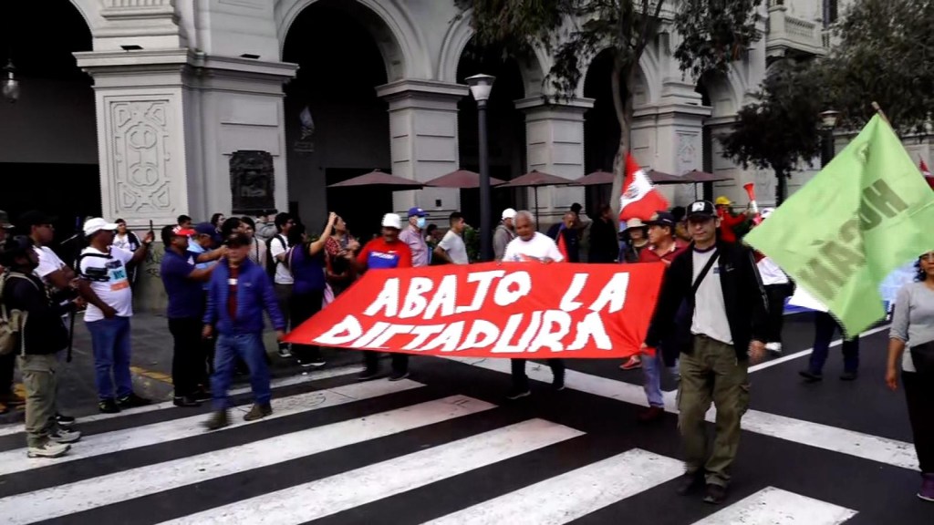 "que defienden la democracia"datos del congresista peruano