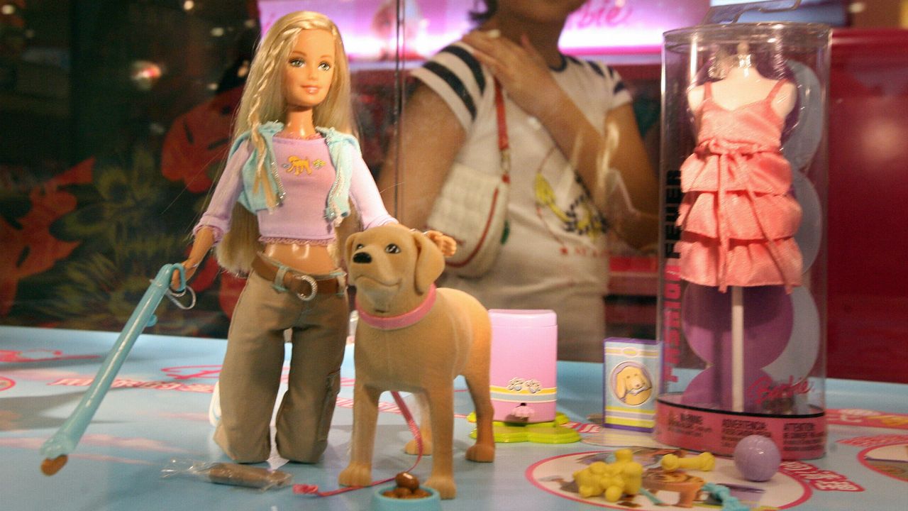 Una Barbie que da el pecho o embarazada? ¡Mira las fotos!