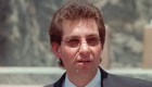 Kevin Mitnick, que pasó cuatro años en una prisión federal por robar secretos informáticos, en diálogo con los medios de comunicación en Los Ángeles el lunes 26 de junio de 2000. (Crédito: JOHN HAYES/AP)