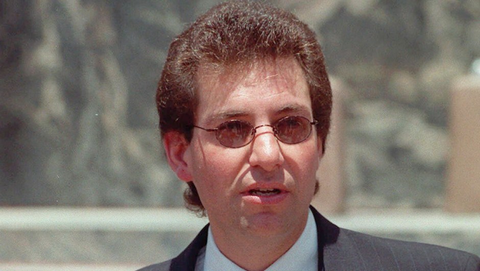 Kevin Mitnick, que pasó cuatro años en una prisión federal por robar secretos informáticos, en diálogo con los medios de comunicación en Los Ángeles el lunes 26 de junio de 2000. (Crédito: JOHN HAYES/AP)