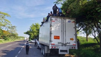148 migrantes fueron rescatados el viernes de un camión abandonado por el Instituto Nacional de Migración de México.