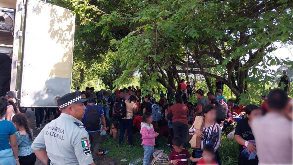 Rescatan a 148 migrantes hacinados en un camión en México