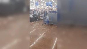 Video muestra granizo cayendo dentro de tienda Walmart