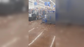 Video muestra granizo cayendo dentro de tienda Walmart