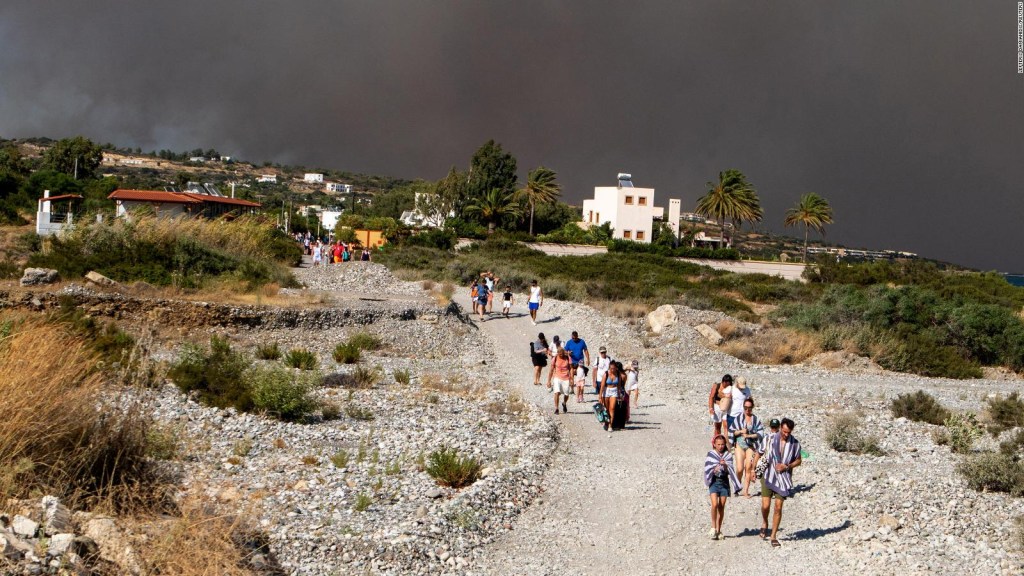 Grecia lucha contra los incendios y por los turistas