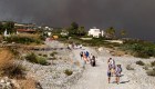 Grecia lucha contra los incendios y por los turistas