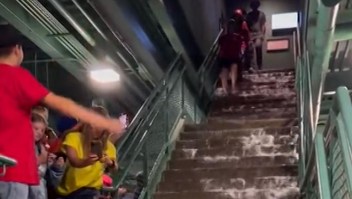 Lluvia inunda un estadio en Boston durante juego de la MLB